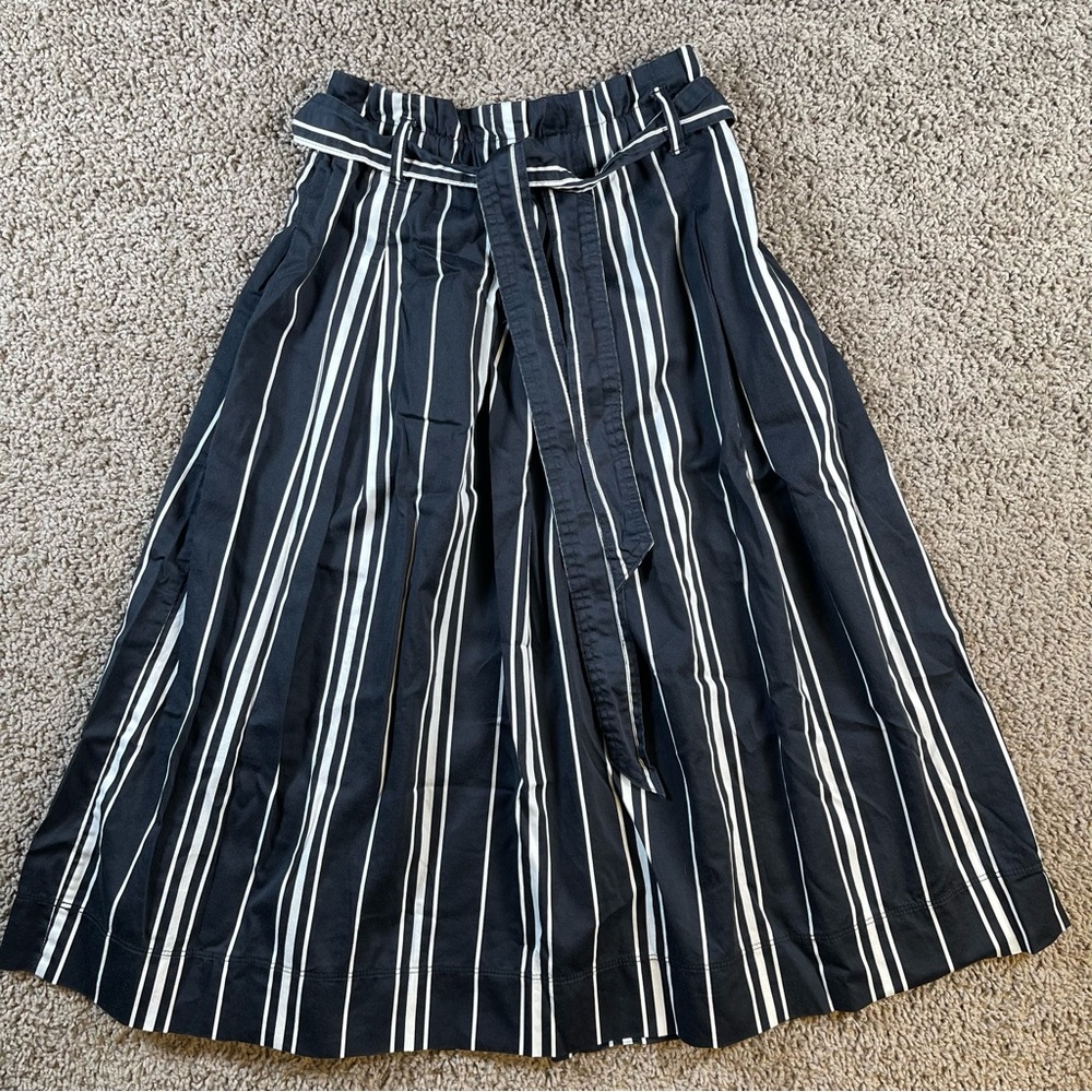 H & M striped‎ knee length black white skirt size 2 casual stretch pockets Y2K